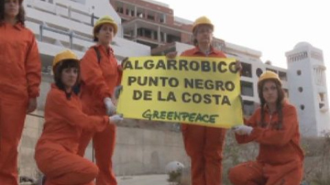 Greenpeace pinta de negro parte de la fachada del hotel El Algarrobico Greenpeace pinta de negro parte de la fachada del hotel El Algarrobico