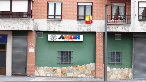 Vista de las inmediaciones del lugar en el que una mujer ha resultado herida grave tras ser apuñalada este miércoles en la localidad asturiana de Lugones por un hombre que se ha resistido a la detención y que también ha sufrido lesiones. EFE/ José Lu Vista de las inmediaciones del lugar en el que una mujer ha resultado herida grave tras ser apuñalada este miércoles en la localidad asturiana de Lugones por un hombre que se ha resistido a la detención y que también ha sufrido lesiones. EFE/ José Lu