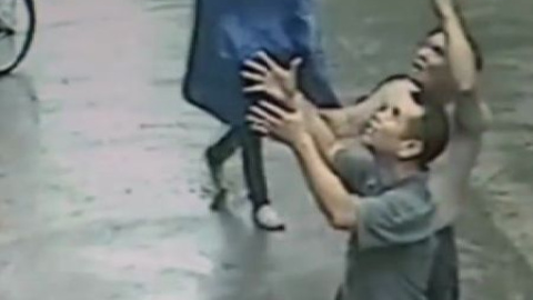 Consiguen coger al vuelo a un bebé que caía de un segundo piso Consiguen coger al vuelo a un bebé que caía de un segundo piso