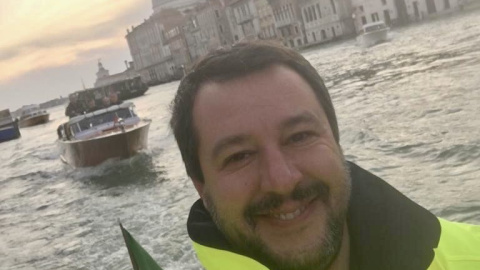 Un 'selfie' de Salvini en medio de las inundaciones de Venecia indigna a Italia Un 'selfie' de Salvini en medio de las inundaciones de Venecia indigna a Italia