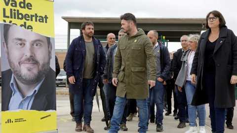 El candidato de ERC al Congreso Gabriel Rufián y la candidata a las elecciones europeas Diana Riba, se dirigen a atender a los medios al salir de la cárcel de Lledoners, tras realizar un acto de campaña con los reclusos en el centro penitenciario de Ll
