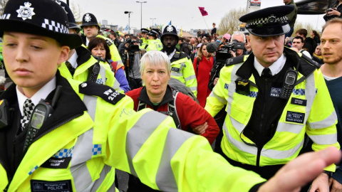 16/04/2019 - Agentes de policía se llevan a una activista para desbloquear del puente de Waterloo en el segundo día de protestas | AFP/ Daniel Leal-Olivas 16/04/2019 - Agentes de policía se llevan a una activista para desbloquear del puente de Waterloo en el segundo día de protestas | AFP/ Daniel Leal-Olivas