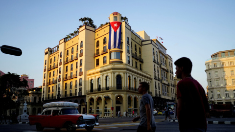 La bandera de Cuba desplegada en la fachada de un hotel en La Habana. REUTERS/Alexandre Meneghini La bandera de Cuba desplegada en la fachada de un hotel en La Habana. REUTERS/Alexandre Meneghini