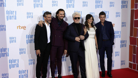 El director Pedro Almodóvar junto a los protagonistas de 'Dolor y gloria', Penélope Cruz, Antonio Banderas y Asier Etxeandia, posan a su llegada a la premier de la película | EFE/ Archivo El director Pedro Almodóvar junto a los protagonistas de 'Dolor y gloria', Penélope Cruz, Antonio Banderas y Asier Etxeandia, posan a su llegada a la premier de la película | EFE/ Archivo