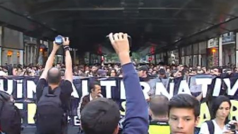 Miles de personas muestran su apoyo a Can Vies por las calles de Barcelona Miles de personas muestran su apoyo a Can Vies por las calles de Barcelona