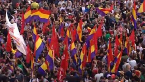 Las principales plazas de España piden un referéndum sobre la monarquía Las principales plazas de España piden un referéndum sobre la monarquía