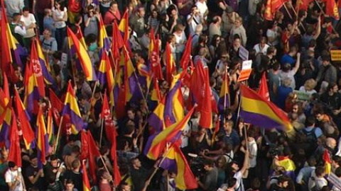 Miles de personas toman la Puerta del Sol clamando por la República Miles de personas toman la Puerta del Sol clamando por la República