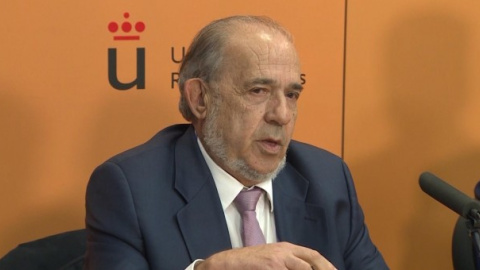El catedrático Enrique Álvarez Conde durante una rueda de prensa - EUROPA PRESS El catedrático Enrique Álvarez Conde durante una rueda de prensa - EUROPA PRESS