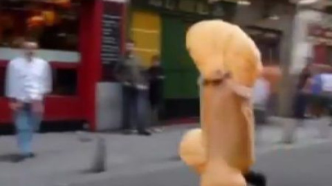 Una calle del centro de Madrid invadida por despedidas de soltero Una calle del centro de Madrid invadida por despedidas de soltero