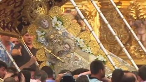 Los almonteños pasean a la Virgen del Rocío en una madrugada llena de fervor Los almonteños pasean a la Virgen del Rocío en una madrugada llena de fervor