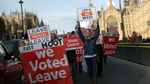 Manifestación a favor del brexit en frente del Parlamento británico, en Westminster, Londres. REUTERS/Hannah McKay Manifestación a favor del brexit en frente del Parlamento británico, en Westminster, Londres. REUTERS/Hannah McKay