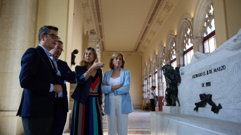 El ministro de la Presidencia, Félix Bolaños; el secretario de Estado de Memoria Democrática, Fernando Martínez, y la presidenta de Patrimonio Nacional, Ana de la Cueva, durante una visita al Panteón de los Hombres Ilustres.