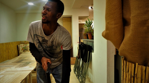 Alseny es de Guinea y es licenciado en filología inglesa. Alseny es de Guinea y es licenciado en filología inglesa.