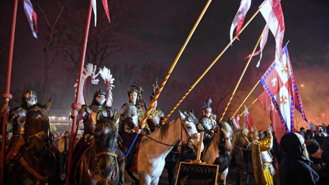 Participantes en la marcha que recorrió Varsovia para conmemorar el centenario de la independencia de Polonia. / EFE Participantes en la marcha que recorrió Varsovia para conmemorar el centenario de la independencia de Polonia. / EFE