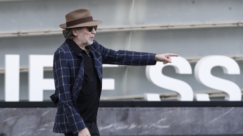 El cantante Joaquín Sabina, posa tras la presentación de su película 'Sintiéndolo mucho', de Fernando León de Aranoa, durante la celebración del Festival Internacional de Cine de San Sebastián. El cantante Joaquín Sabina, posa tras la presentación de su película 'Sintiéndolo mucho', de Fernando León de Aranoa, durante la celebración del Festival Internacional de Cine de San Sebastián.