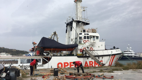 El barco de rescate de migrantes y ayuda a refugiados Open Arms, en el puerto de Barcelona.- PROACTIVA OPEN ARMS El barco de rescate de migrantes y ayuda a refugiados Open Arms, en el puerto de Barcelona.- PROACTIVA OPEN ARMS