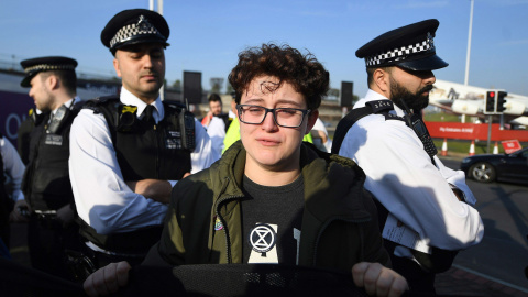 19/04/2019 - Adolescentes participan en una protesta ante el aeropuerto de Heathrow en Londres este viernes | EFE/ Andy Rain 19/04/2019 - Adolescentes participan en una protesta ante el aeropuerto de Heathrow en Londres este viernes | EFE/ Andy Rain
