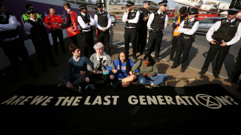19/04/2019 - Activistas de Extinction Rebellion asisten a una protesta en el aeropuerto de Heathrow (Londres) el 19 de abril de 2019 | REUTERS/ Simon Dawson 19/04/2019 - Activistas de Extinction Rebellion asisten a una protesta en el aeropuerto de Heathrow (Londres) el 19 de abril de 2019 | REUTERS/ Simon Dawson