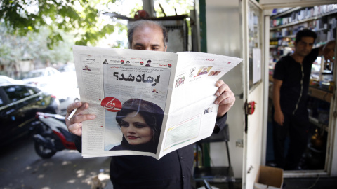 18/09/2022 Un hombre lee en Teherán un periódico iraní que informa sobre la muerte de Mahsa Amini 18/09/2022 Un hombre lee en Teherán un periódico iraní que informa sobre la muerte de Mahsa Amini
