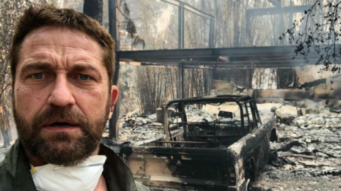 El actor Gerard Butler, protagonista de la película '300', se fotografía antes su mansión arrasada por el fuego en Malibú. / TWITTER El actor Gerard Butler, protagonista de la película '300', se fotografía antes su mansión arrasada por el fuego en Malibú. / TWITTER