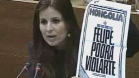 Una diputada de Esquerra Unida muestra una portada: "Felipe podrá violarte" Una diputada de Esquerra Unida muestra una portada: "Felipe podrá violarte"