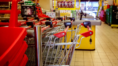 Carros de la compra en un supermercado de Madrid en una imagen de archivo. Carros de la compra en un supermercado de Madrid en una imagen de archivo.