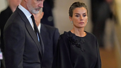 El rey Felipe VI y la reina Letizia de España ven el ataúd de la reina Isabel II, yaciendo en el catafalco en el Palacio de Westminster, Londres. El rey Felipe VI y la reina Letizia de España ven el ataúd de la reina Isabel II, yaciendo en el catafalco en el Palacio de Westminster, Londres.