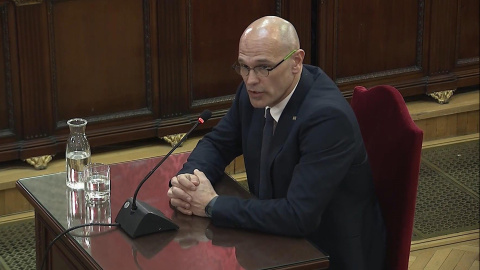 Captura de la señal institucional del Tribunal Supremo con la declaración de Raül Romeva, en el juicio del 'procés'. / EFE Captura de la señal institucional del Tribunal Supremo con la declaración de Raül Romeva, en el juicio del 'procés'. / EFE