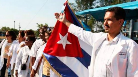 Médicos procedentes de Cuba trabajando en el exterior | EFE Archivo Médicos procedentes de Cuba trabajando en el exterior | EFE Archivo