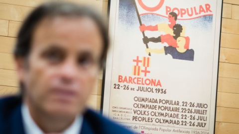 Cartel de la Olimpiada Popular en el despacho de Asens en el Ayuntamiento de Barcelona. / JOEL KASHILA Cartel de la Olimpiada Popular en el despacho de Asens en el Ayuntamiento de Barcelona. / JOEL KASHILA