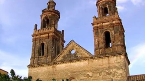 Un rayo impacta en una de las torres de la iglesia de Un rayo impacta en una de las torres de la iglesia de