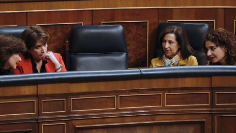 La vicepresidenta del Gobierno, Carmen Calvo (i), junto a las ministras, de Justicia, Dolores Delgado (2i); de Defensa, Margarita Robles (2d), y de Hacienda, María Jesús Montero (d), durante el último pleno del Congreso de la legislatura antes de la co La vicepresidenta del Gobierno, Carmen Calvo (i), junto a las ministras, de Justicia, Dolores Delgado (2i); de Defensa, Margarita Robles (2d), y de Hacienda, María Jesús Montero (d), durante el último pleno del Congreso de la legislatura antes de la co