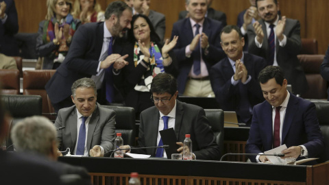 Elías Bendodo, Juan Marín y Juanma Moreno, en el Parlamento de Andalucía, este jueves Elías Bendodo, Juan Marín y Juanma Moreno, en el Parlamento de Andalucía, este jueves