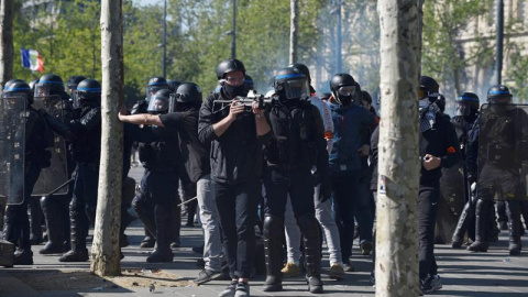 Efectivos policiales ante los manifestantes. EFE