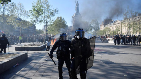 Un par de policías durante la protesta. EFE