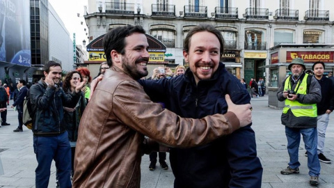 Pablo Iglesias y Alberto Garzón en la Puerta del Sol cuando anunciaron el acuerdo de coalición entre Podemos e IU - TWITTER / IU Pablo Iglesias y Alberto Garzón en la Puerta del Sol cuando anunciaron el acuerdo de coalición entre Podemos e IU - TWITTER / IU