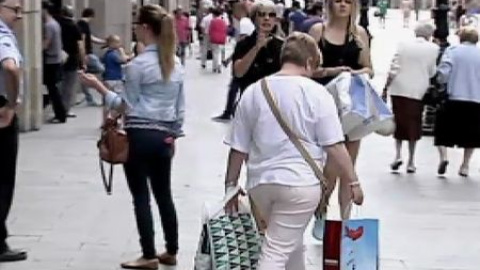 El centro de Barcelona adelanta la apertura estival de comercios en domingo. El centro de Barcelona adelanta la apertura estival de comercios en domingo.