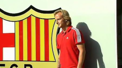 Rakitic posa ante el escudo del FC Barcelona Rakitic posa ante el escudo del FC Barcelona