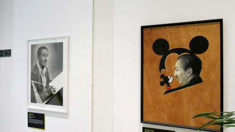 Fotografía facilitada por Walt Disney Company, de dos de las piezas de la muestra con la que se celebra el 90 cumpleaños de Mickey Mouse./EFE
