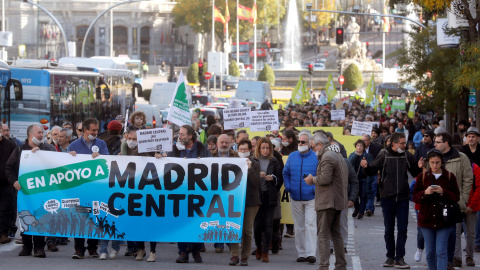 Manifestación en apoyo a Madrid Central que recorre la calle Alcalá desde la plaza de Cibeles a la Puerta del Sol. EFE/Ángel Díaz Manifestación en apoyo a Madrid Central que recorre la calle Alcalá desde la plaza de Cibeles a la Puerta del Sol. EFE/Ángel Díaz