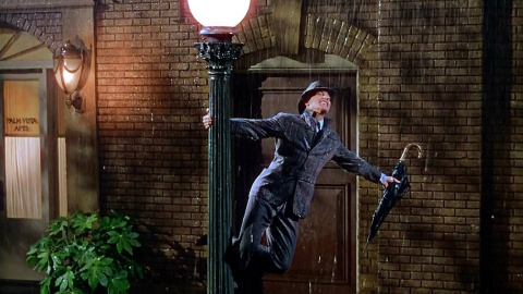 Fotograma de Cantando bajo la lluvia. Fotograma de Cantando bajo la lluvia.
