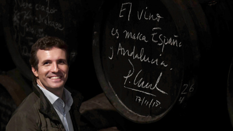 El presidente del PP, Pablo Casado, durante la visita a la bodega Lagar Blanco, entre las sierras de Montilla y Castro del Río, en Córdoba. EFE/ Rafa Alcaide El presidente del PP, Pablo Casado, durante la visita a la bodega Lagar Blanco, entre las sierras de Montilla y Castro del Río, en Córdoba. EFE/ Rafa Alcaide