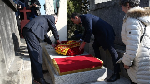 Pedro Sánchez colocando una ofrenda floral sobre la tumba de Azaña. EP Pedro Sánchez colocando una ofrenda floral sobre la tumba de Azaña. EP