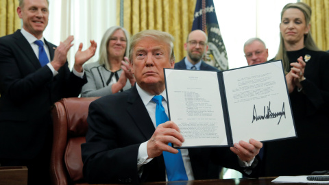 Trump muestra la orden para crear una Fuerza Espacial de EEUU. /REUTERS Trump muestra la orden para crear una Fuerza Espacial de EEUU. /REUTERS