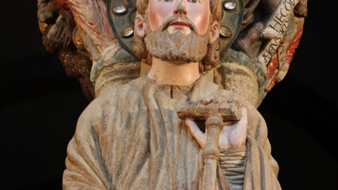 28/06/2018.- Detalle de la escultura del Apóstol Santiago en el parteluz del Pórtico de la Gloria, cuyos trabajos de restauranción han sido mostrados hoy tras una inversión millonaria y más de diez años de minuciosos trabajos para completar la recup