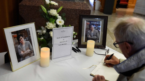 20/04/2019 - Un hombre firma un libro de condolencias en el Guildhall para la periodista Lyra McKee, asesinada a tiros en Londonderry, Irlanda del Norte, 20 de abril de 2019 | REUTERS/ Clodagh Kilcoyne 20/04/2019 - Un hombre firma un libro de condolencias en el Guildhall para la periodista Lyra McKee, asesinada a tiros en Londonderry, Irlanda del Norte, 20 de abril de 2019 | REUTERS/ Clodagh Kilcoyne