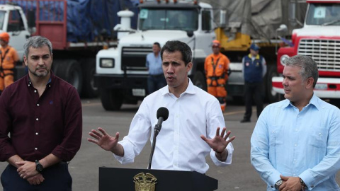 El presidente del Parlamento de Venezuela, Juan Guaidó, que se proclamó mandatario encargado de su país, ofrece declaraciones acompañado de los presidentes de Paraguay, Mario Abdo Benítez (izq), y de Colombia, Iván Duque (dcha), este sábado, en Cú El presidente del Parlamento de Venezuela, Juan Guaidó, que se proclamó mandatario encargado de su país, ofrece declaraciones acompañado de los presidentes de Paraguay, Mario Abdo Benítez (izq), y de Colombia, Iván Duque (dcha), este sábado, en Cú