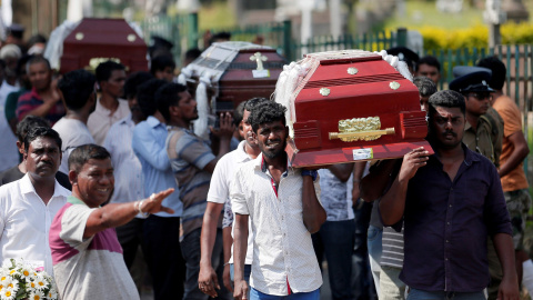 23/04/2019 - Los ataúdes de las víctimas se transportan durante una misa, dos días después de la serie de atentados suicidas con bombas en iglesias y hoteles en Sri Lanka | REUTERS/ Dinuka Liyanawatte 23/04/2019 - Los ataúdes de las víctimas se transportan durante una misa, dos días después de la serie de atentados suicidas con bombas en iglesias y hoteles en Sri Lanka | REUTERS/ Dinuka Liyanawatte