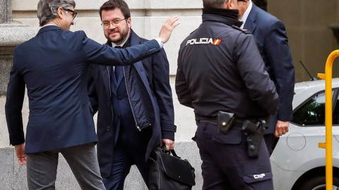 El vicepresidente de la Generalitat, Pere Aragonès (2i), a su llegada este martes al Tribunal Supremo para declarar como testigo en la 34 jornada del juicio del "procés". EFE/Emilio Naranjo El vicepresidente de la Generalitat, Pere Aragonès (2i), a su llegada este martes al Tribunal Supremo para declarar como testigo en la 34 jornada del juicio del "procés". EFE/Emilio Naranjo