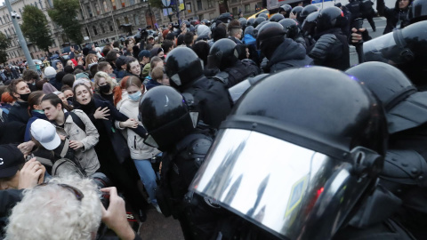 22/09/2022. La Policía rusa trata de contener a manifestantes en San Petersburgo, a 21 de septiembre de 2022. 22/09/2022. La Policía rusa trata de contener a manifestantes en San Petersburgo, a 21 de septiembre de 2022.